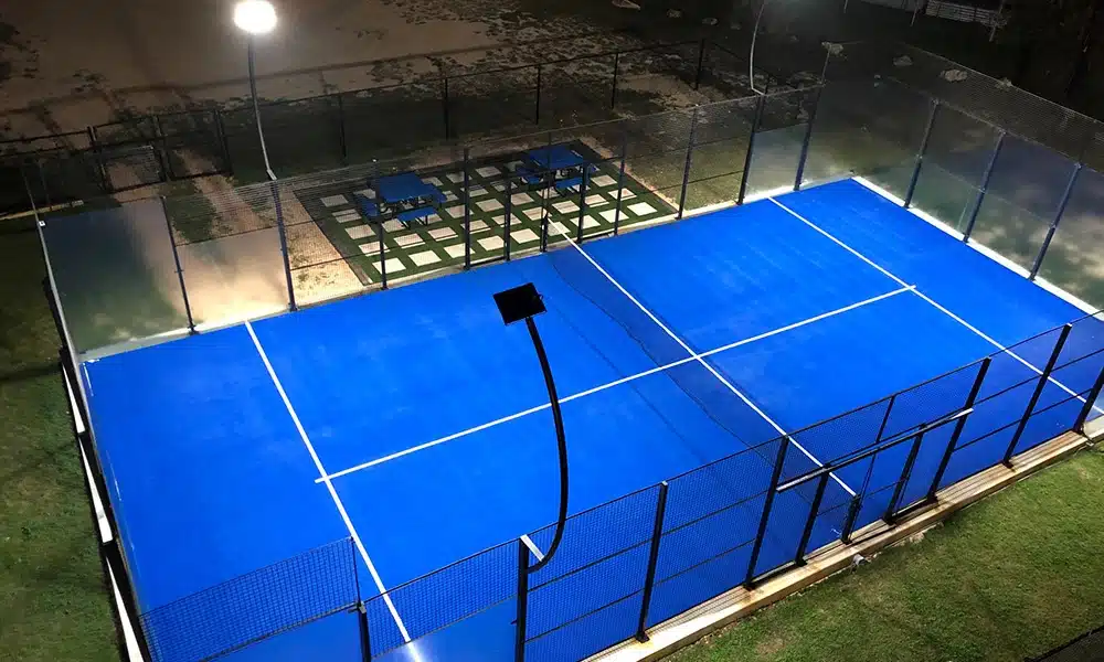 Sistem lampu lapangan padel