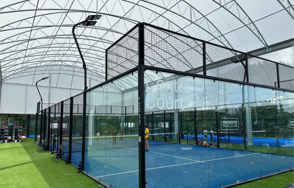 Atap lapangan padel