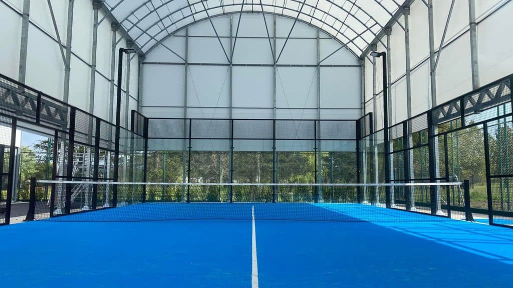 Atap lapangan padel